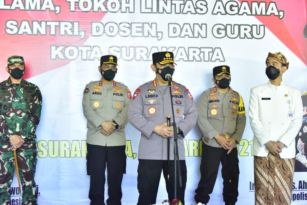 Bersama Wali Kota Solo, Kapolri Tinjau Vaksinasi Dosen dan Pemuka Lintas Agama